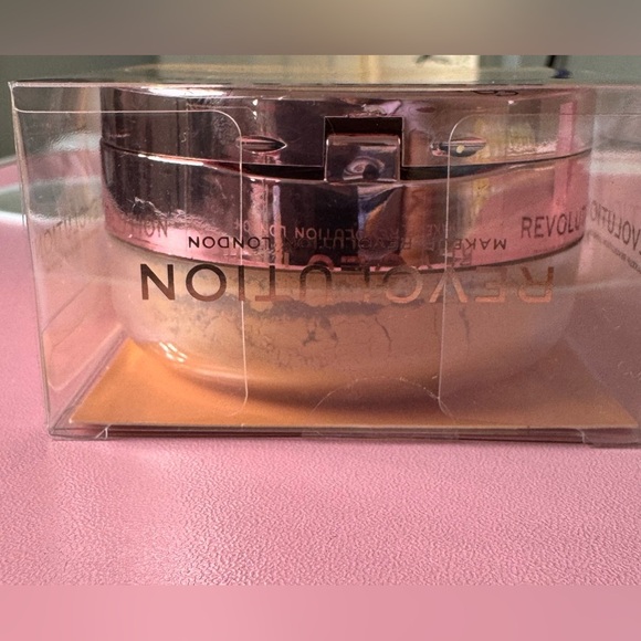 ✨ Revolution Conceal & Fix Loose Setting Powder – Deep Honey – 0.45 oz / 13g ✨ - Picture 4 of 5
